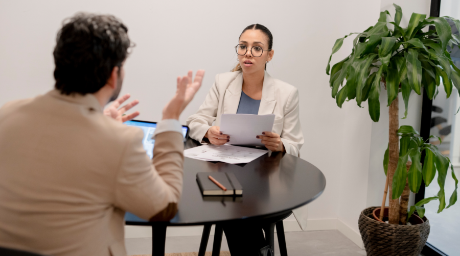 2 personnes en entretien dans un bureau